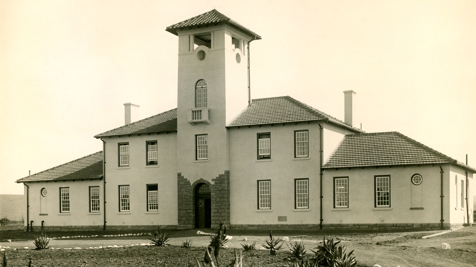 <p>The University College of Fort Hare, whose students are registered as external students of Unisa, gains the right to draft its own syllabi.</p>